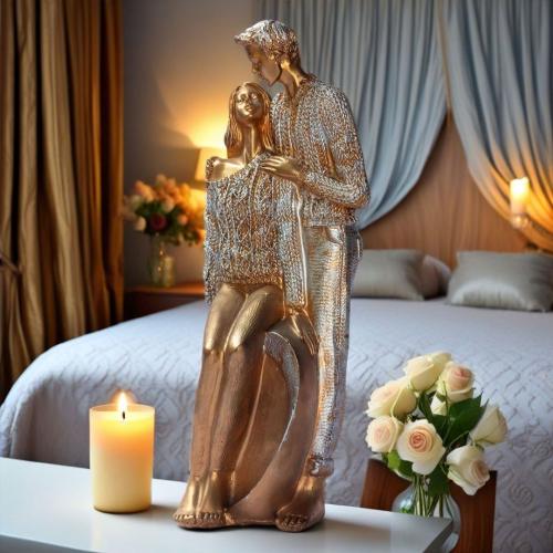 Elegant Gold Couple Figurine – Romantic Poly-Resin Sculpture for Home Décor